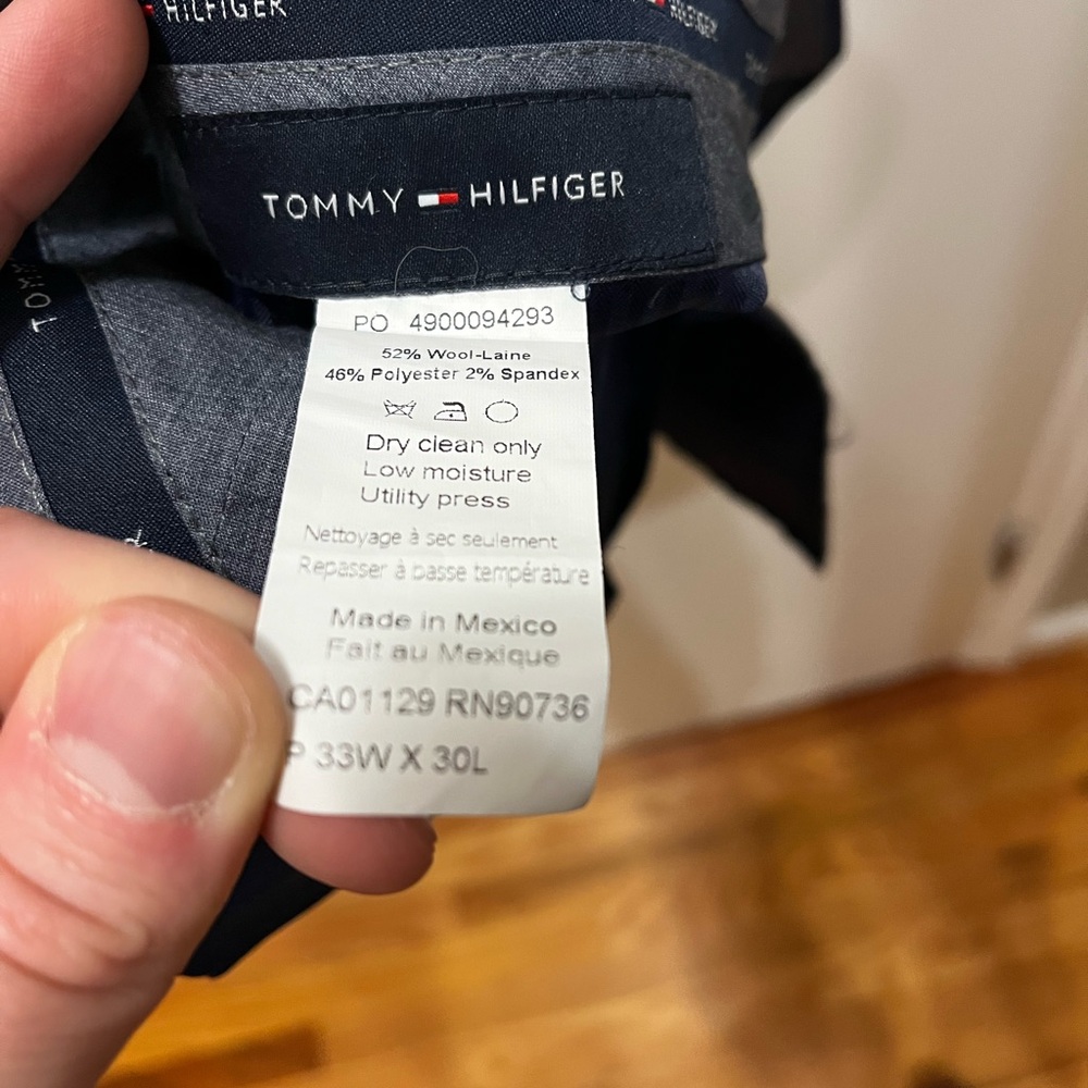 Tommy Hilfiger Men’s Suit 2Pc Set- Jacket 40R, Pants 33x30 - Picture 4 of 4
